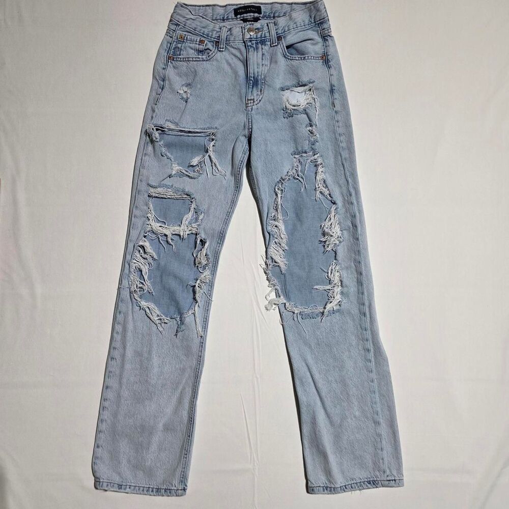 Aeropostale 90's Baggy fit women's size 2 Light blue distressed ripped jeans